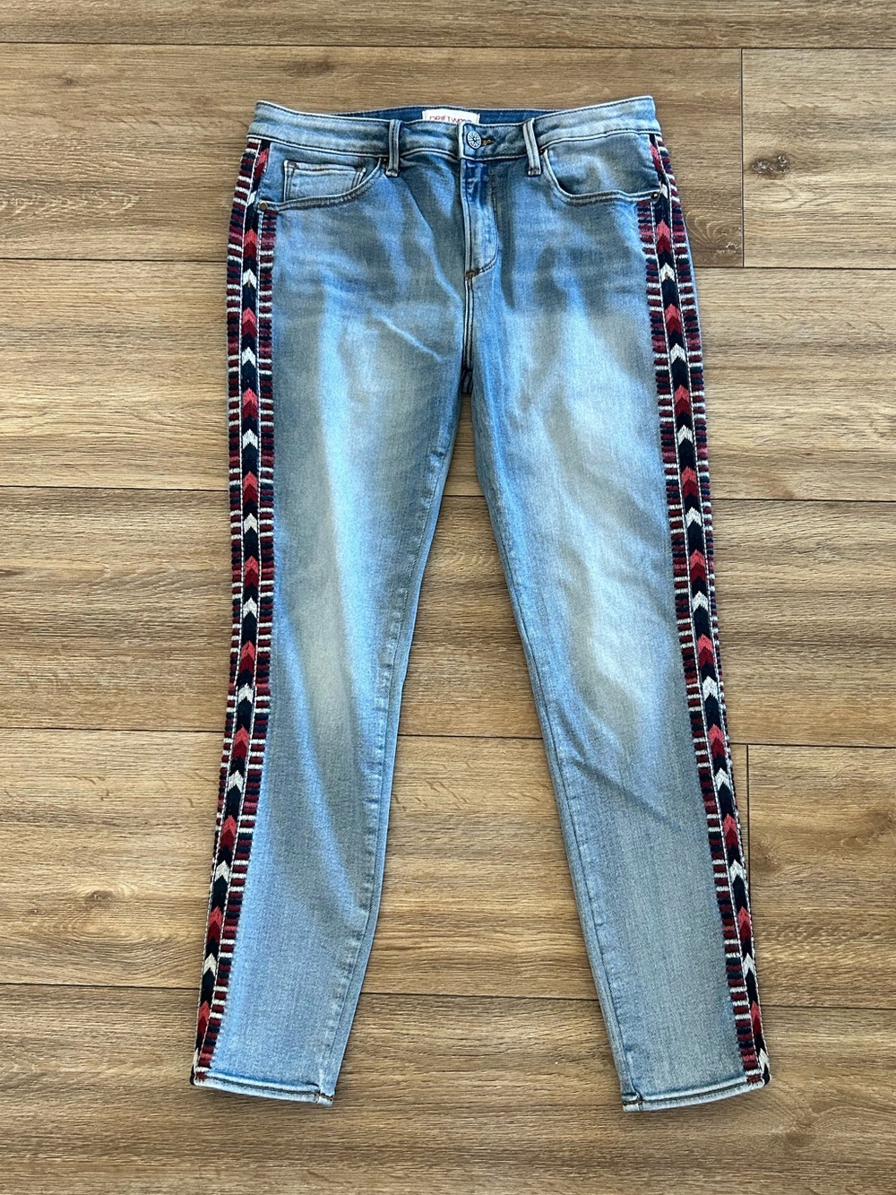 Driftwood Light Wash Women’s Jeans Embroidered Sz 30 Chevron Blue Pink Burgundy